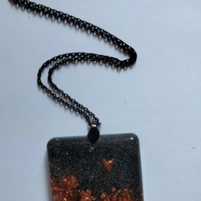 Pendentifs noirs et cuivre